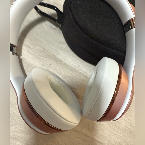 Dr. Beast Solo3 Wireless On-Ear Headphones Rose Gold Moder - Picture 12 of 15